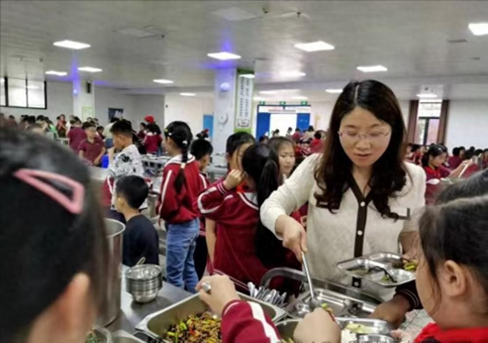 揭秘校园食品安全新举措：校长、教师、家长陪餐制度背后的故事与意义