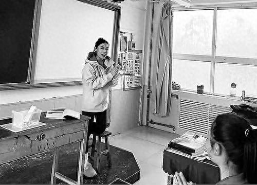 单腿跪凳上课，音乐教师张楚骨折后坚持排练，感动全校师生