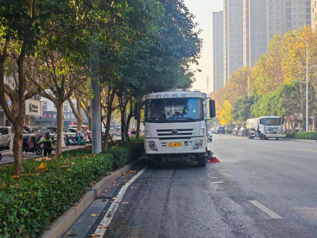 新沂市城管局全力出击，落叶清扫战打响！环卫工人日夜奋战，只为城市更干净  第2张