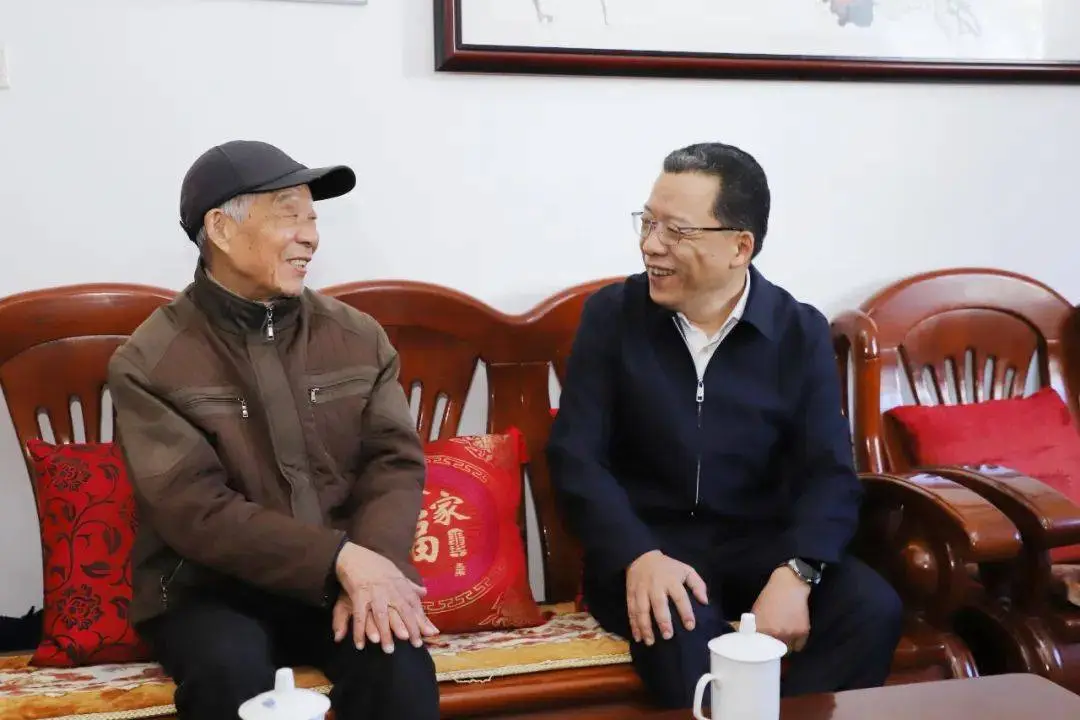 新任黄山市委书记丁纯履新首日走访老同志，倾听智慧心血，共谋黄山高质量发展  第1张
