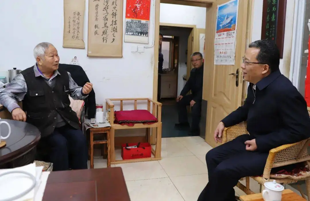 新任黄山市委书记丁纯履新首日走访老同志，倾听智慧心血，共谋黄山高质量发展  第2张