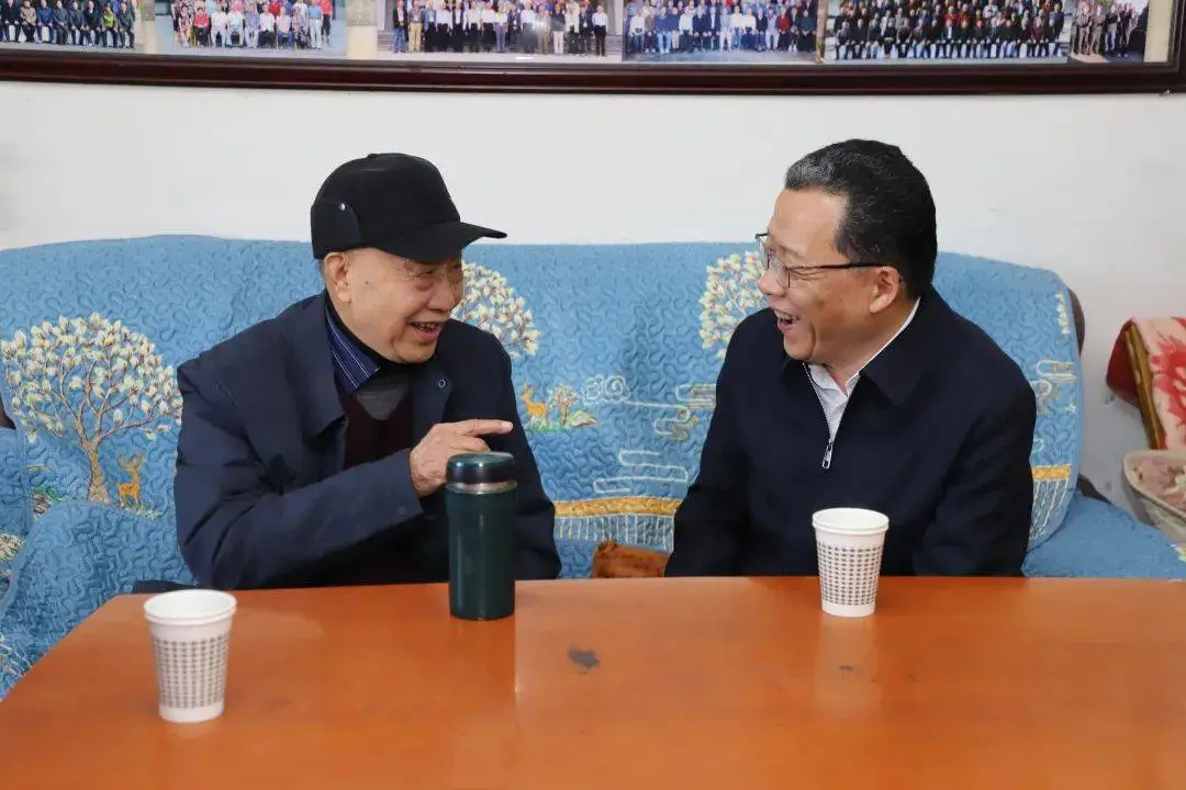 新任黄山市委书记丁纯履新首日走访老同志，倾听智慧心血，共谋黄山高质量发展  第3张