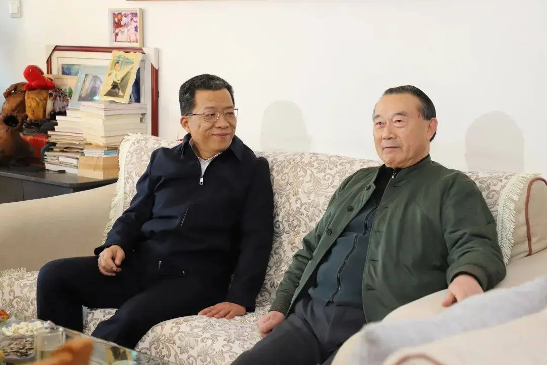 新任黄山市委书记丁纯履新首日走访老同志，倾听智慧心血，共谋黄山高质量发展  第4张