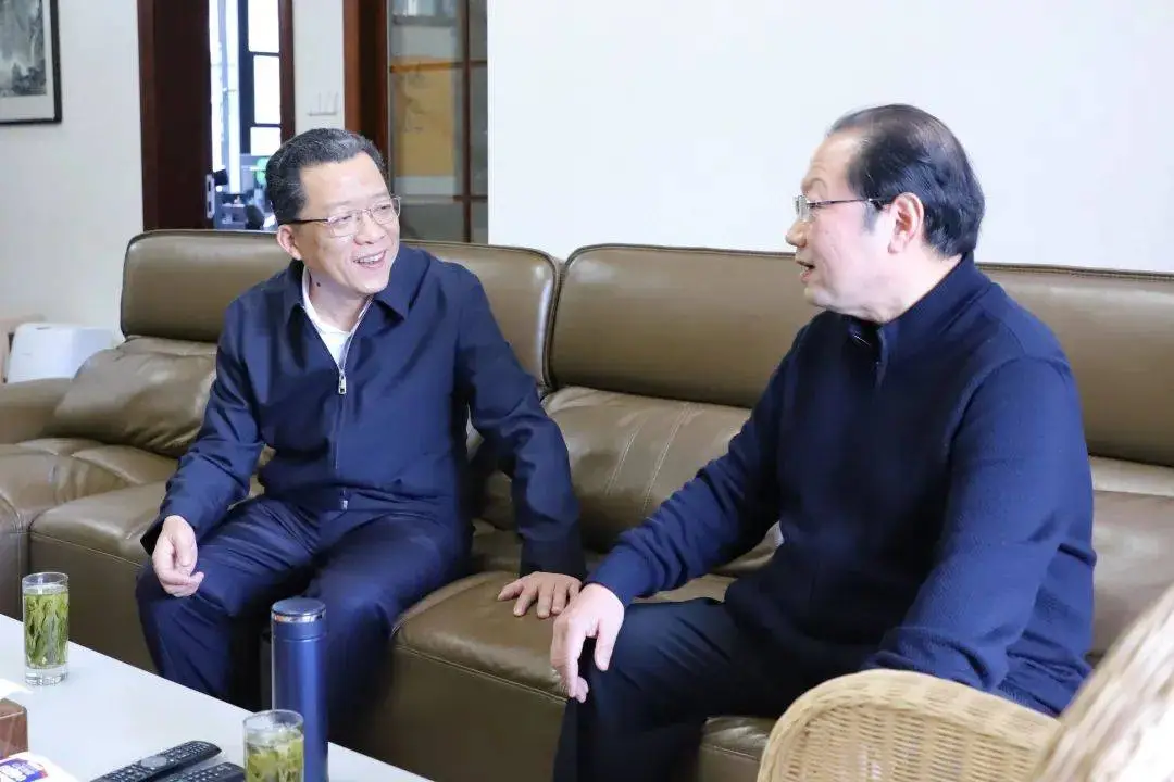 新任黄山市委书记丁纯履新首日走访老同志，倾听智慧心血，共谋黄山高质量发展  第5张