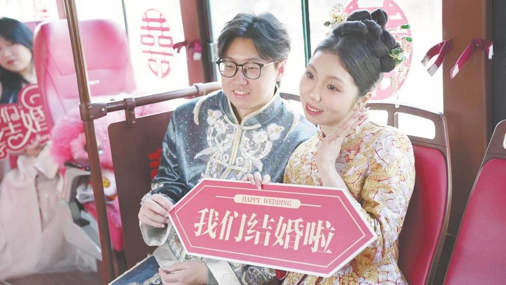 公交婚礼惊艳全城：1314路爱情巴士见证越城新娘的浪漫创意  第3张