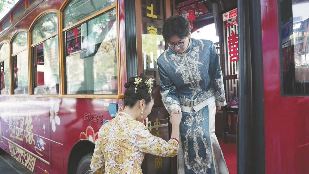 公交婚礼惊艳全城：1314路爱情巴士见证越城新娘的浪漫创意  第6张