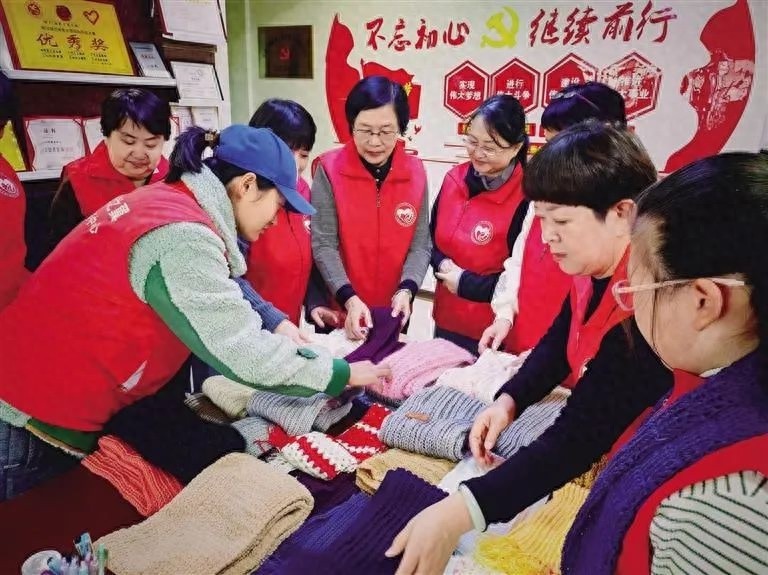 453条围巾、760双手套、210顶棉帽，兰州爱心编织温暖山区孩子的心  第1张