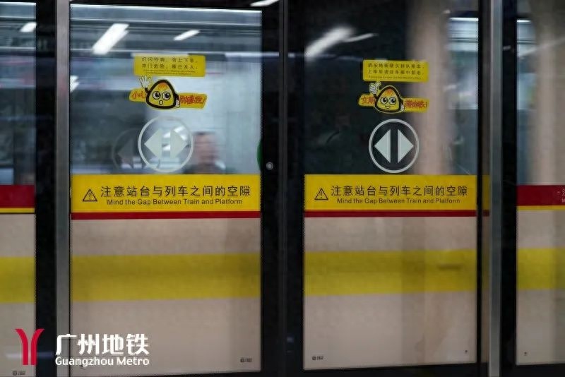 揭秘地铁站台门：不仅是安全屏障，更是你手指的隐形杀手  第1张