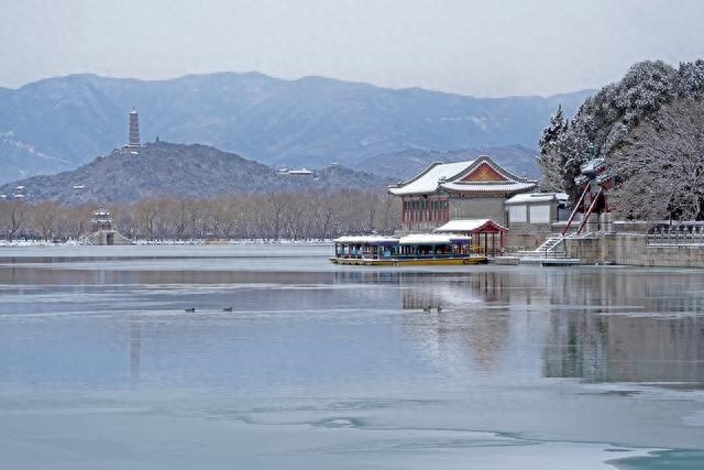 北京本月或将迎来两场降雪，气温波动大，出行需注意保暖与交通管制