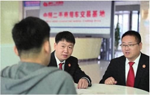 梁山县法官走进二手车市场，现场检测解决合同纠纷，结果出人意料