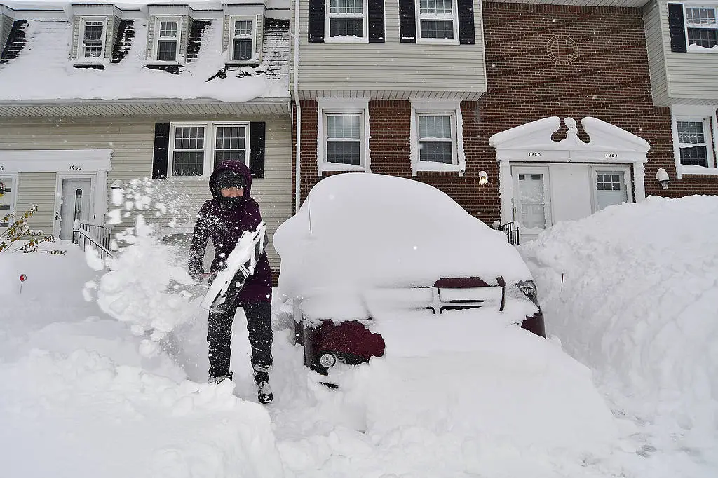 美国暴风雪肆虐：400万人受困，纽约州积雪超四英尺，冬季风暴警报持续至周末  第1张
