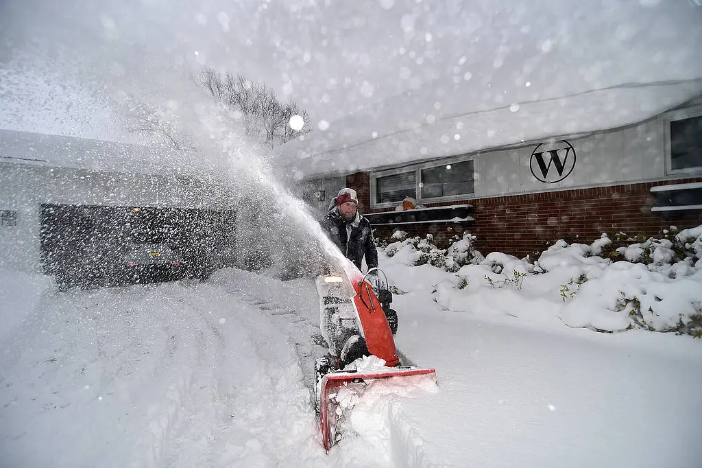 美国暴风雪肆虐：400万人受困，纽约州积雪超四英尺，冬季风暴警报持续至周末  第2张