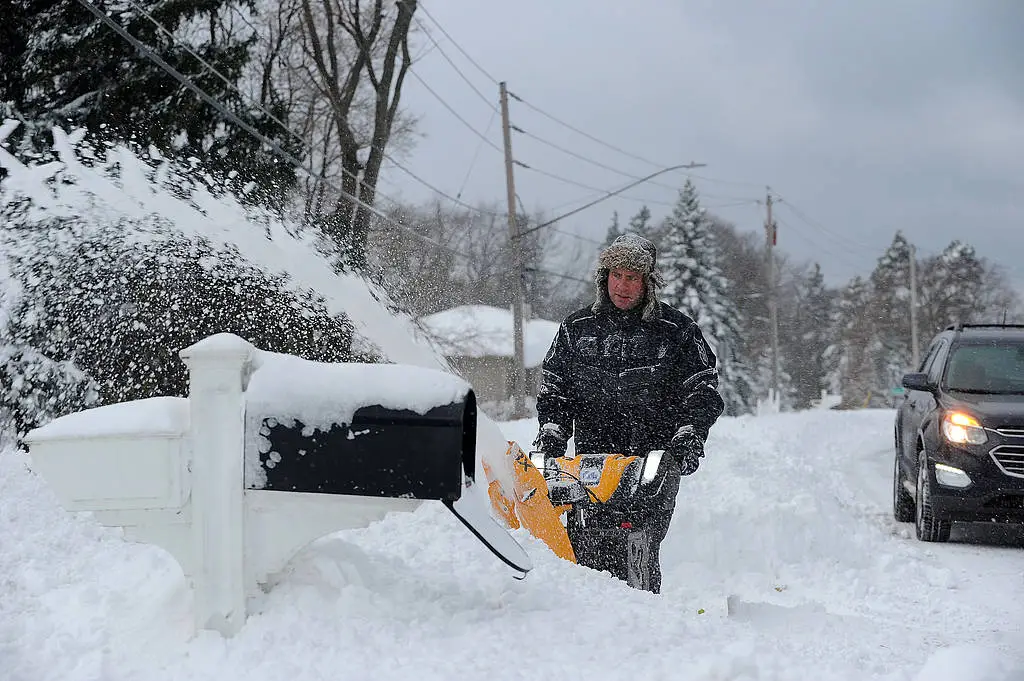 美国暴风雪肆虐：400万人受困，纽约州积雪超四英尺，冬季风暴警报持续至周末  第3张