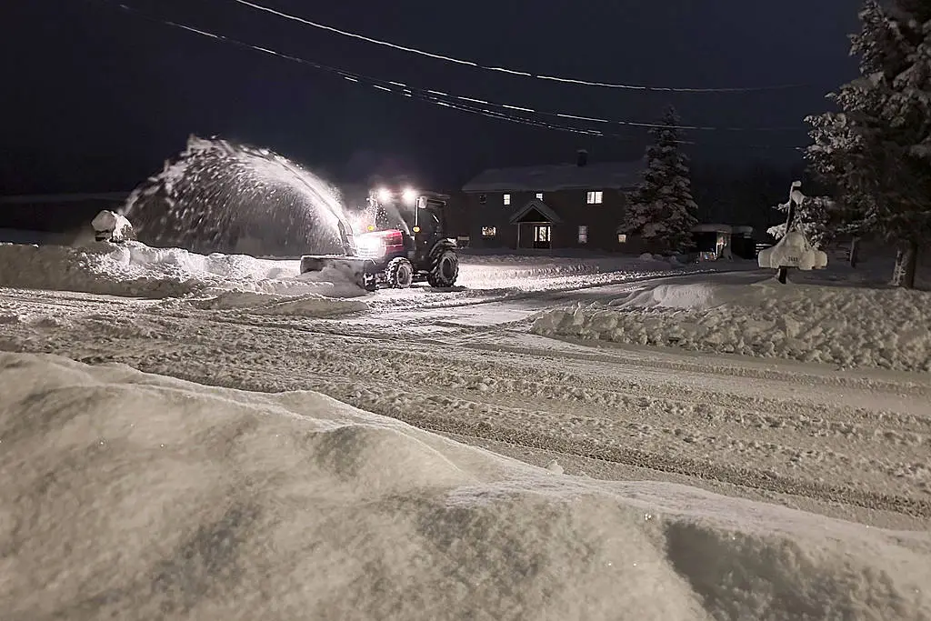 美国暴风雪肆虐：400万人受困，纽约州积雪超四英尺，冬季风暴警报持续至周末  第6张