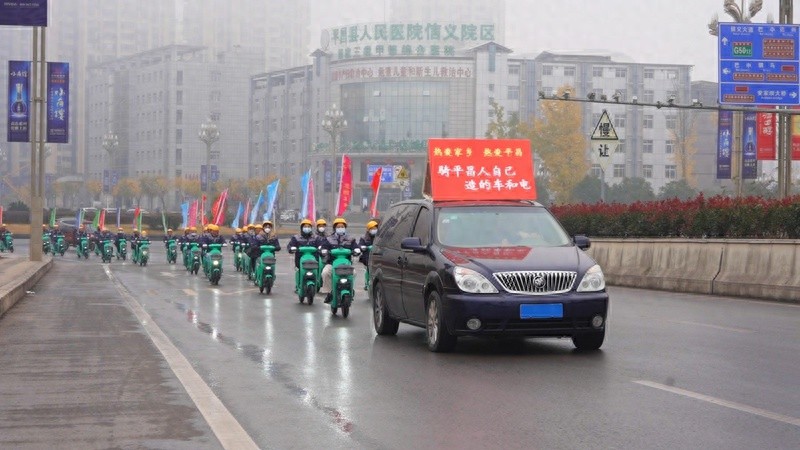 平昌造电动车惊艳亮相！环城骑行引爆市民热情，1000辆共享电动车即将投放