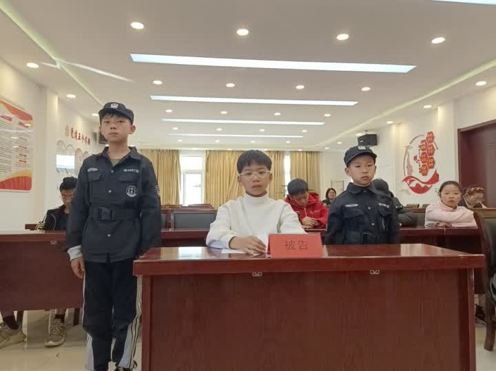 模拟法庭进社区，20名小学生亲历庭审，感受法律威严与正义  第4张