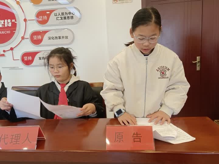 模拟法庭进社区，20名小学生亲历庭审，感受法律威严与正义  第5张