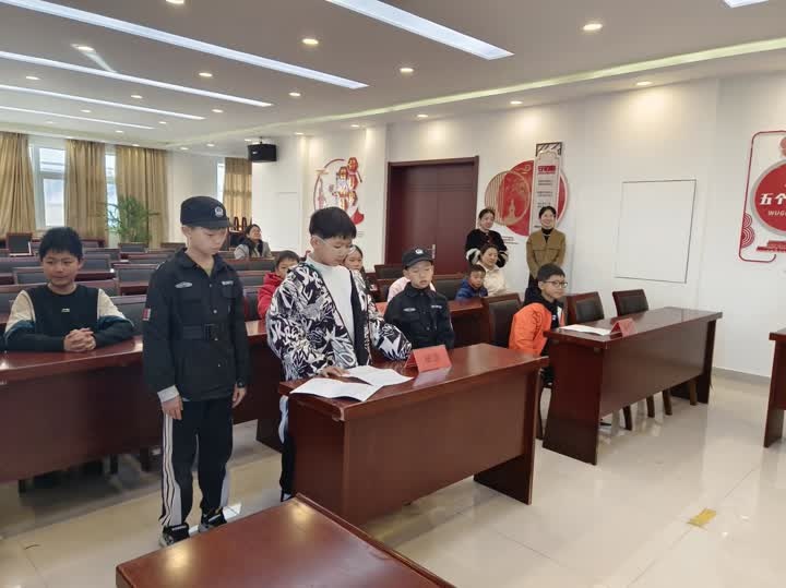 模拟法庭进社区，20名小学生亲历庭审，感受法律威严与正义  第7张