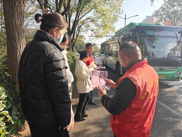 宪法宣传周：郑州公交志愿者用热情点亮法治之光，让宪法精神在城市中闪耀  第3张