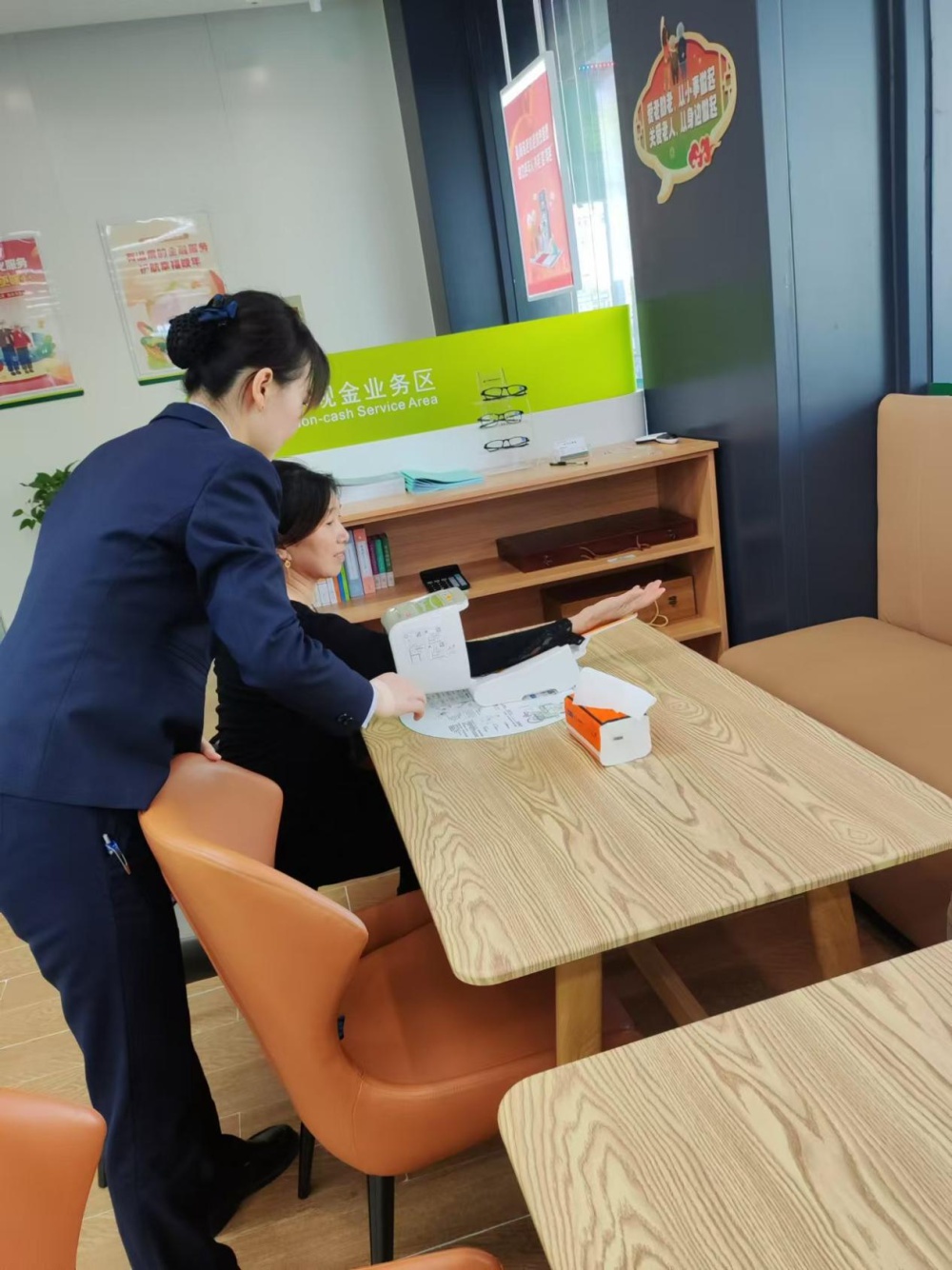 邮储银行泰州市分行：为老年客户打造极致金融服务体验，让等待时光不再无聊  第2张