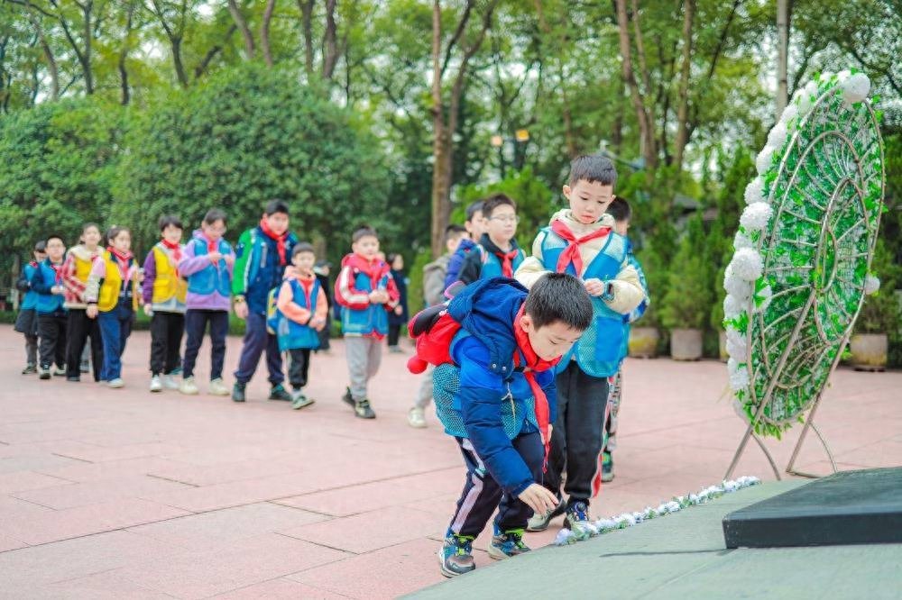42名青少年在歌乐山烈士陵园重温红岩精神，亲手缝制红军包，传承红色基因