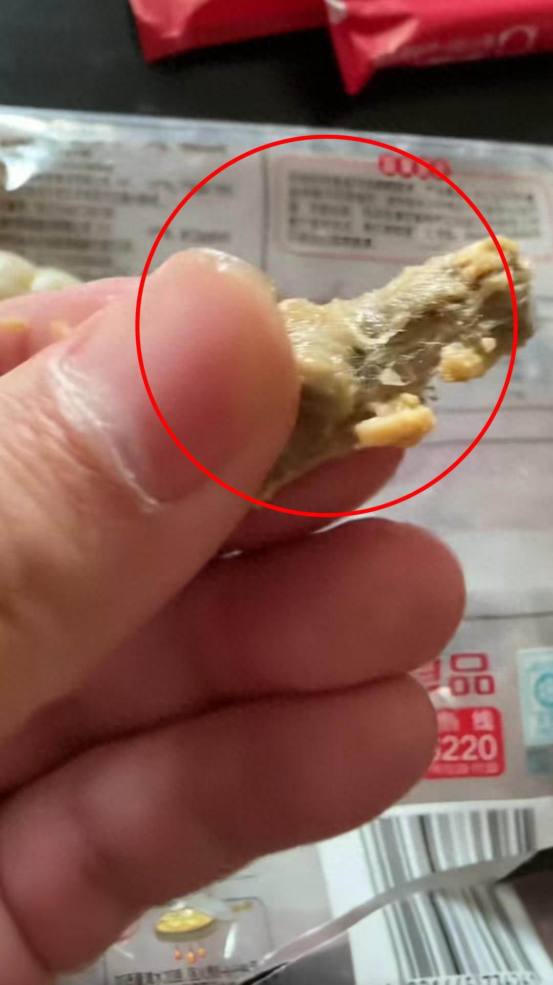 惊！知名品牌思念水饺竟藏烟头，网友直呼不敢再吃  第1张