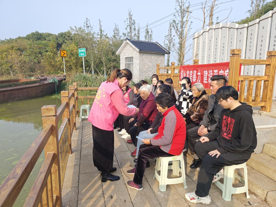 宪法日特别活动：让宪法精神深入人心，村民踊跃参与，法治意识大提升  第2张