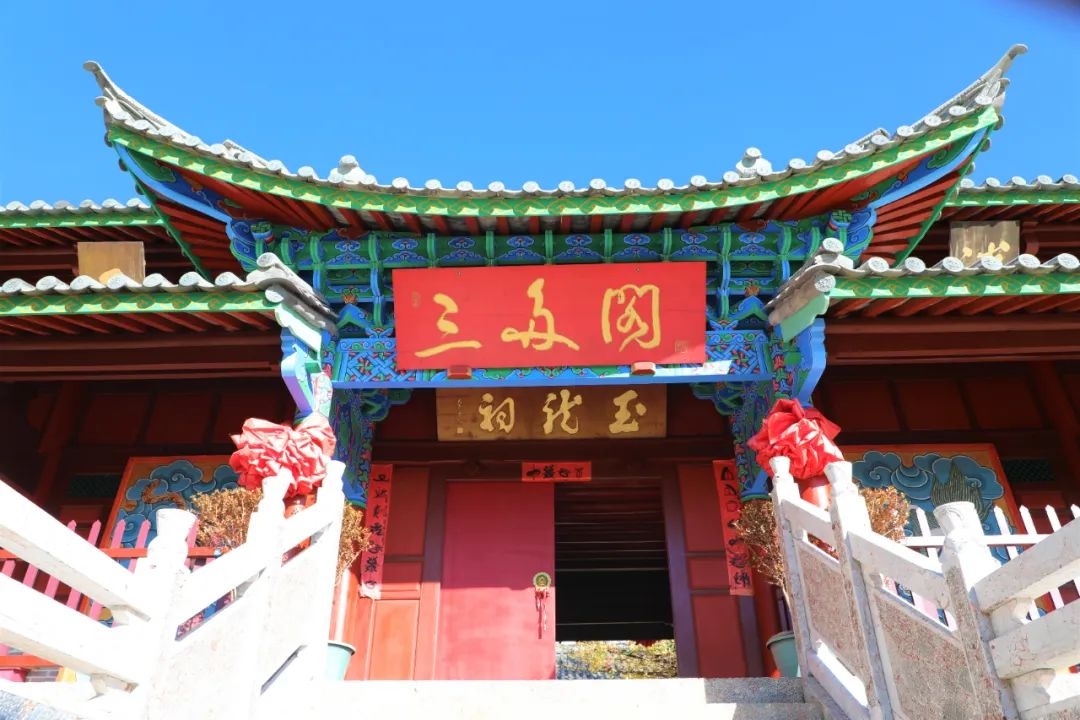 丽江秋色：银杏树下的金色雨，古刹与自然的诗意交响  第5张