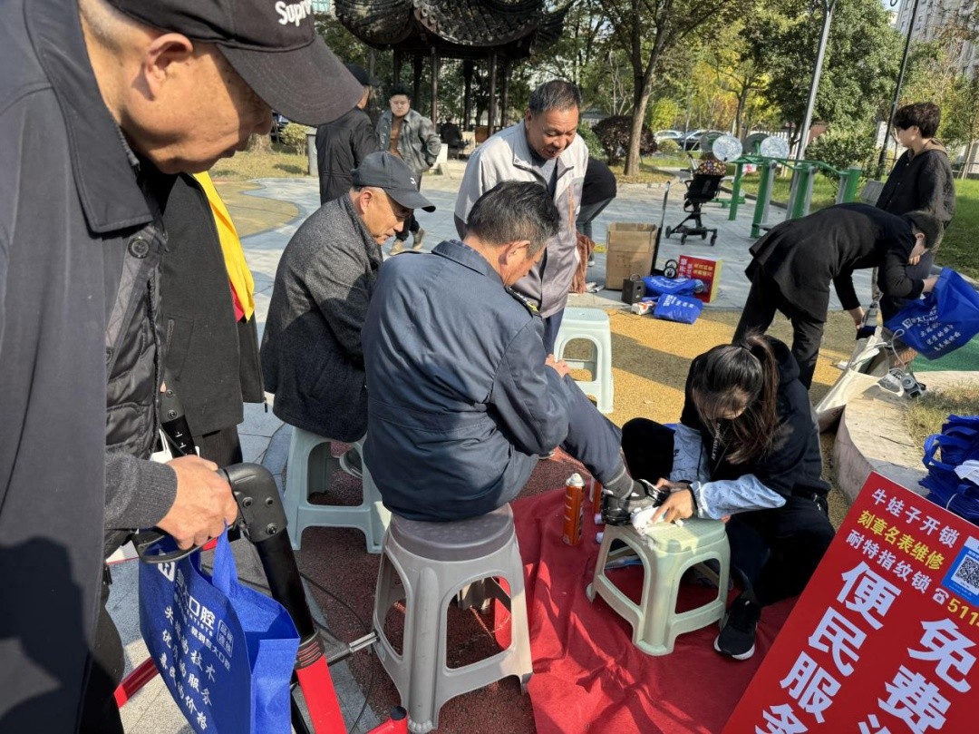 初冬寒意挡不住温暖服务，安吉社区便民活动火爆进行中，居民赞不绝口  第1张
