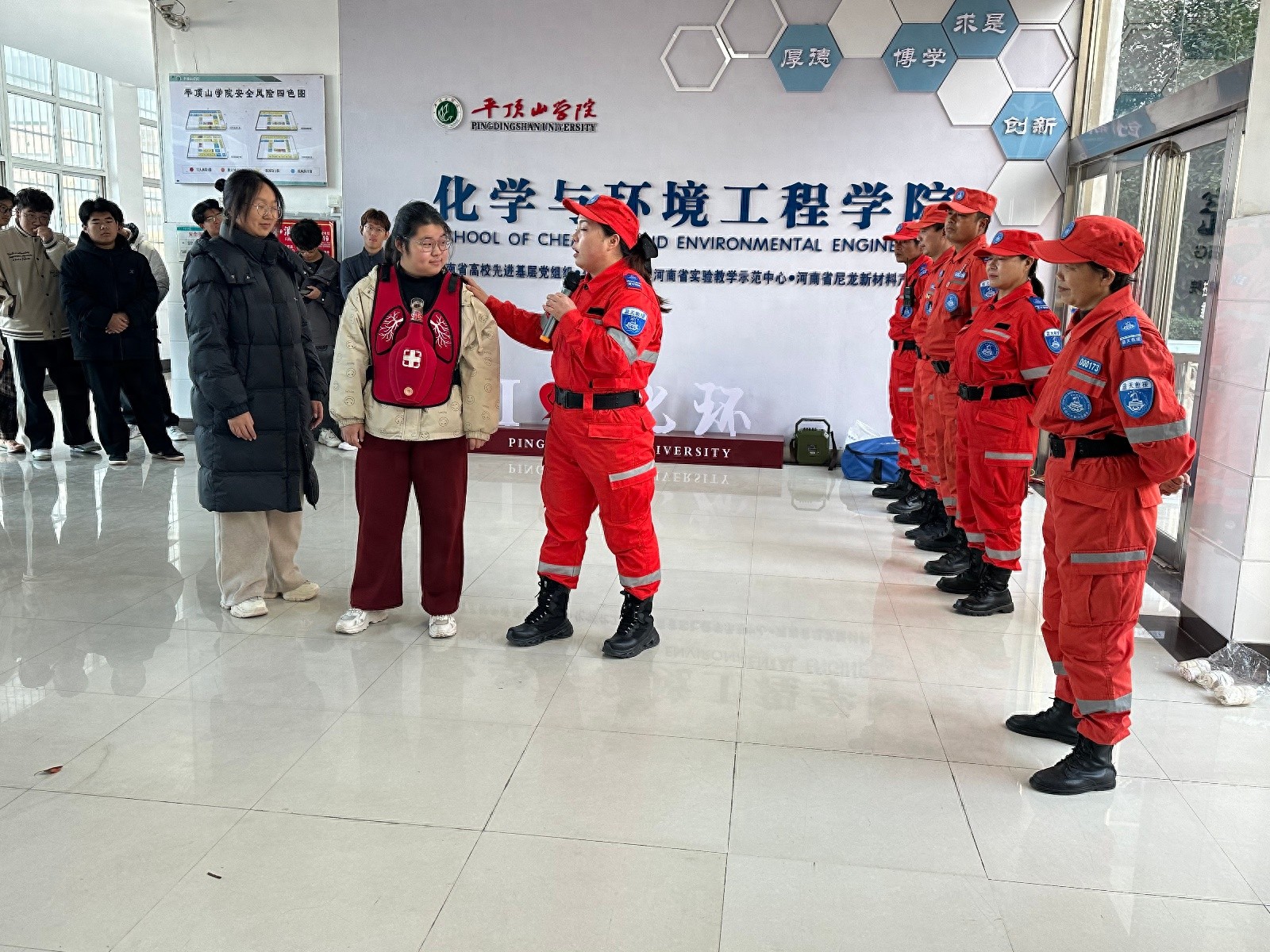 海姆立克急救法现场教学：大学生亲身体验，关键时刻能救命