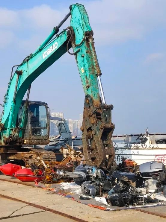 青岛市海洋发展局再出重拳，15艘涉渔三无船舶被公开拆解，彰显执法决心  第2张
