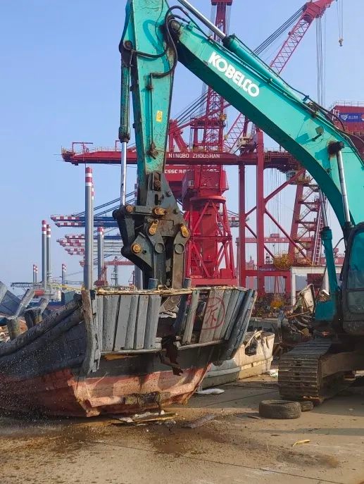 青岛市海洋发展局再出重拳，15艘涉渔三无船舶被公开拆解，彰显执法决心  第3张