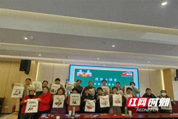 30位老人手绘消防袋，把爱和安全‘袋’回家，这场创意活动太暖心  第1张
