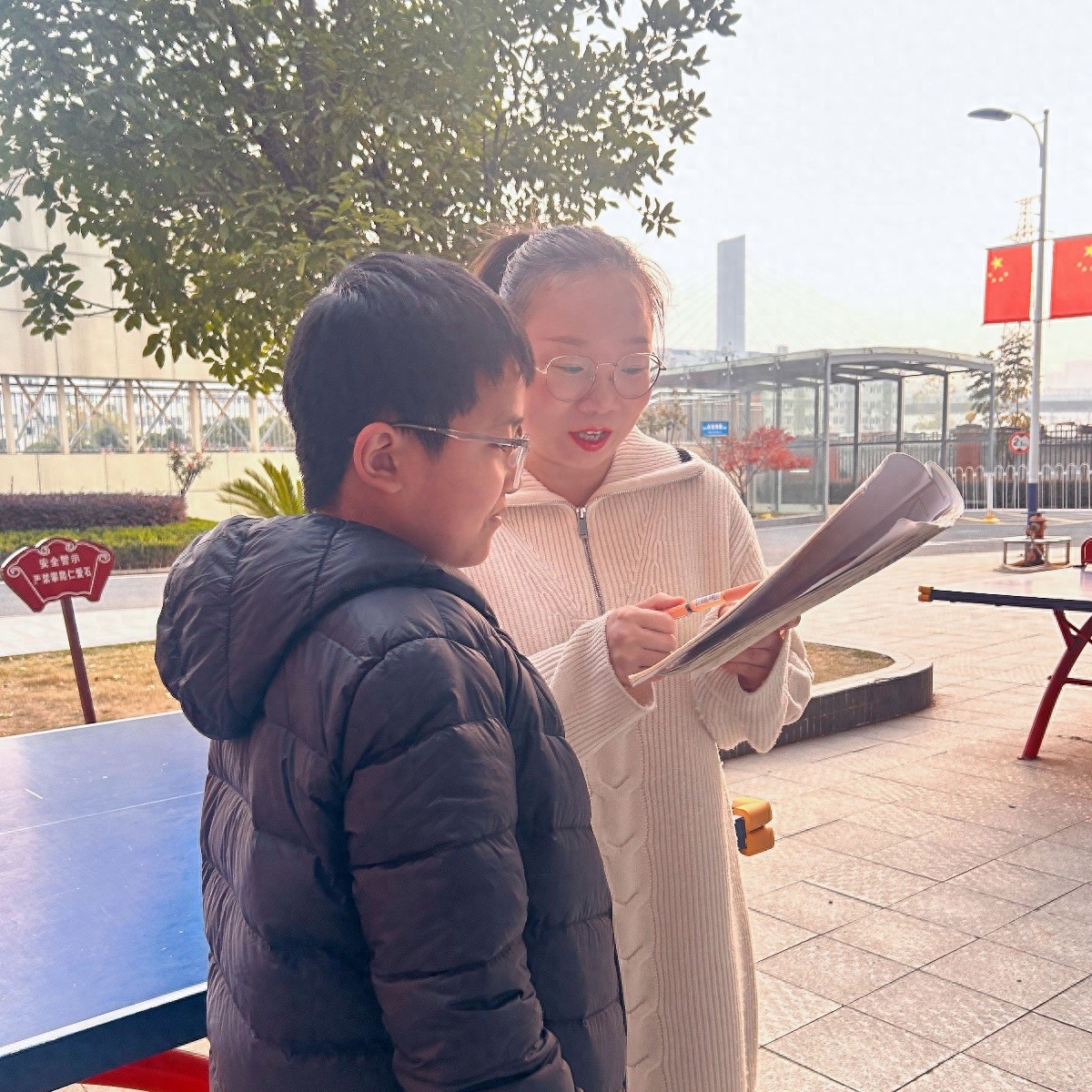 班主任当众喂饭，调皮学生竟因此大变样！永安小学602班的温暖教育故事  第1张