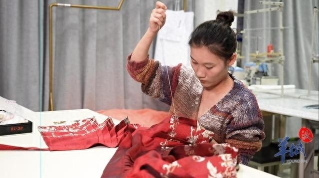 轮椅上的汉服梦：周芹妃为残障学生圆梦，感动全球