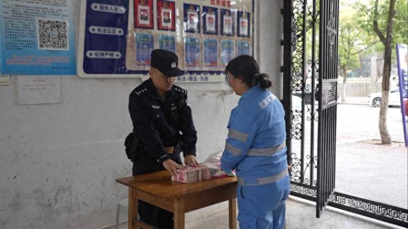 15万现金误当垃圾丢弃，环卫工人拾金不昧，警方紧急寻失主  第1张