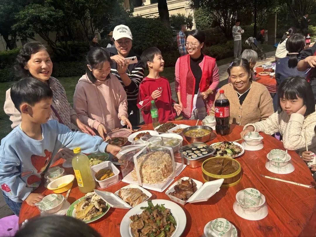 万家灯火映照邻里情深，业委会用心服务点亮小区幸福