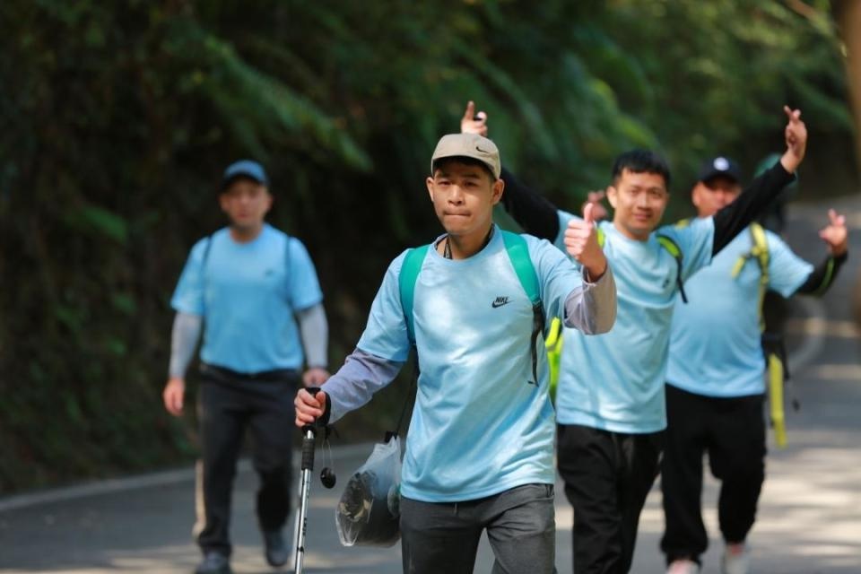 90名聋人朋友勇闯8公里徒步，手语翻译全程护航，这场聋健融合的挑战你敢来吗？