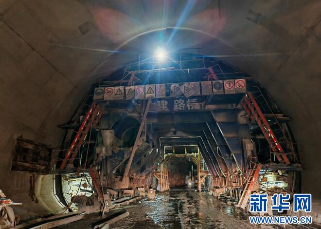 龚家垭隧道贯通：鹤峰县交通大升级，30个月打造1425米经济动脉  第2张