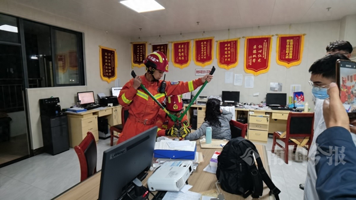 女子手腕骨折玉镯卡住，消防员紧急救援，结局让人意想不到  第1张