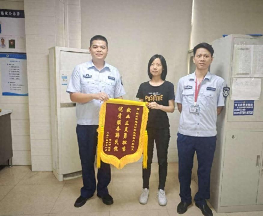 深夜狗吠扰民，网格员调解邻里矛盾，曾女士送锦旗致谢  第1张
