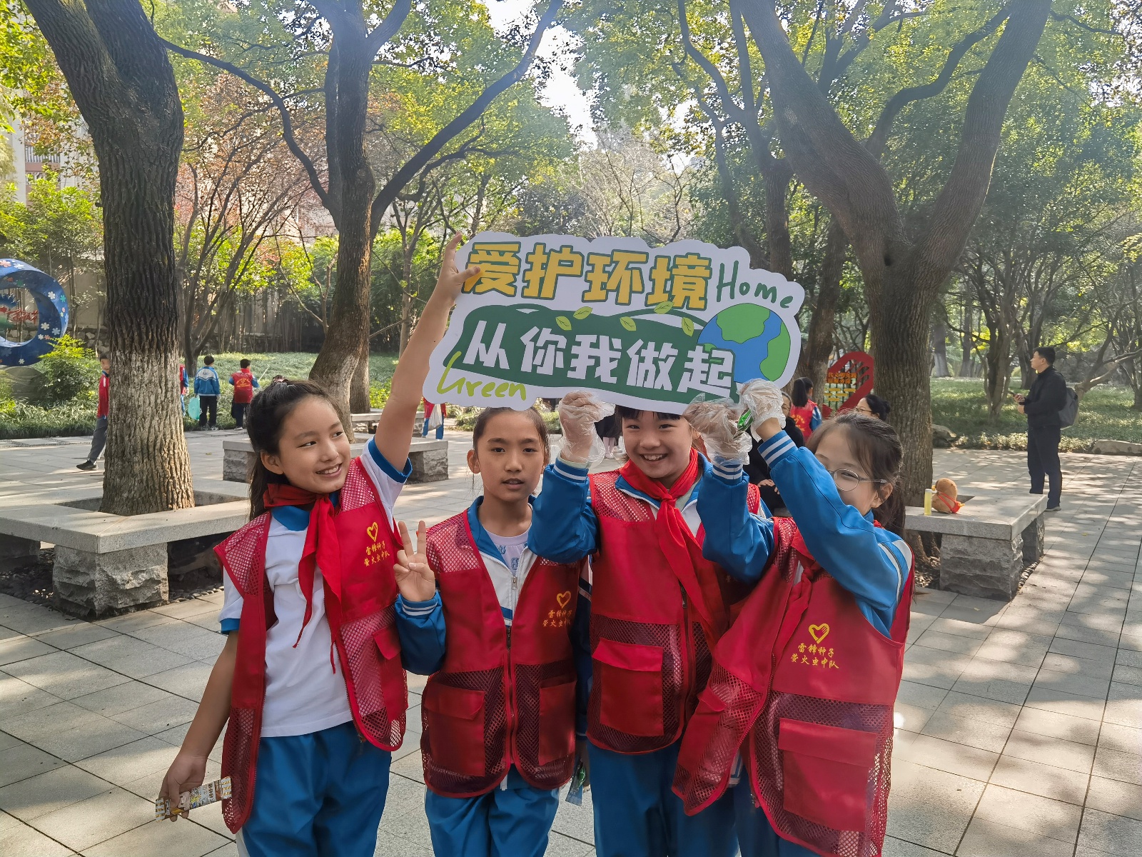 小小环保卫士的周末行动：用双手守护社区绿意，播撒环保种子  第4张