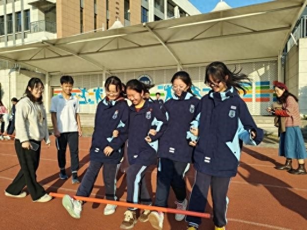 齐心协力，勇往直前：杭州市丁蕙实验中学九年级趣味运动会点燃团队激情