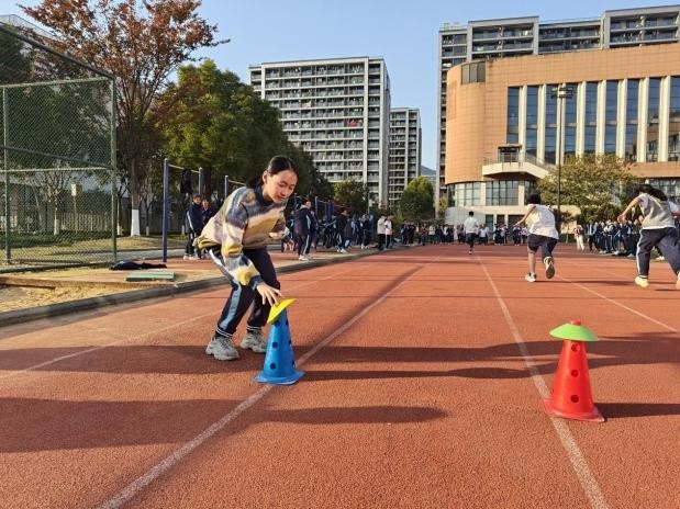 齐心协力，勇往直前：杭州市丁蕙实验中学九年级趣味运动会点燃团队激情  第2张