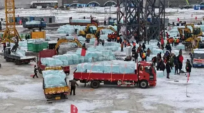 冰雪同梦：哈尔滨冰雪大世界主形象大门，亚洲同心迎接八方宾客