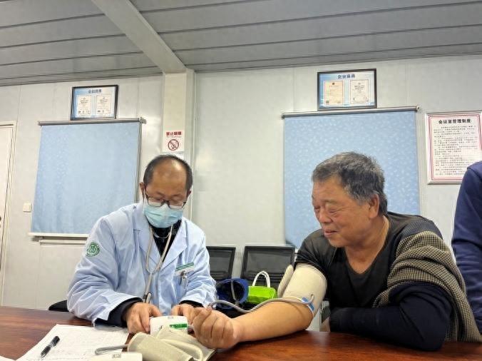 建筑工人的健康守护神！等驾坡社区卫生服务中心为他们开展健康体检  第1张