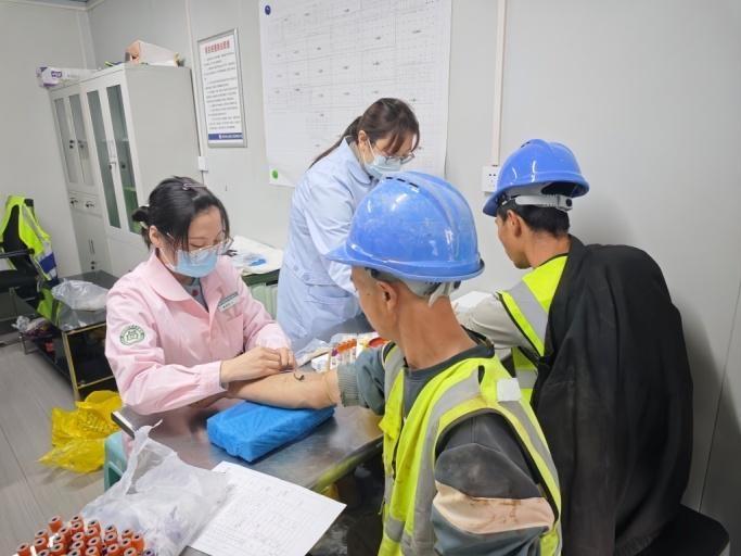 建筑工人的健康守护神！等驾坡社区卫生服务中心为他们开展健康体检  第2张