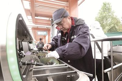 香山公园红叶季大客流背后，这位维修工不简单  第1张