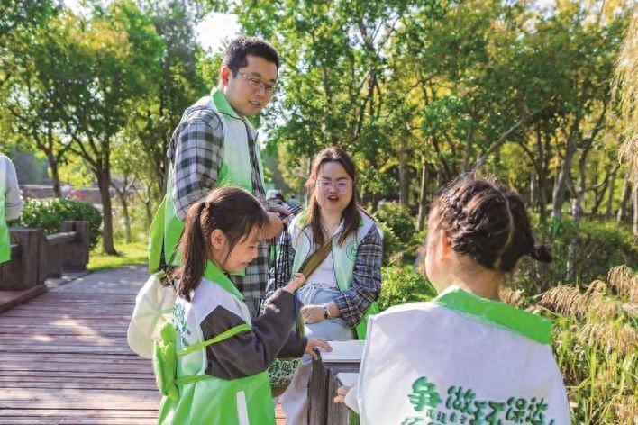 徒步山水间，争做环保达人！80 组亲子家庭共赴环保挑战赛