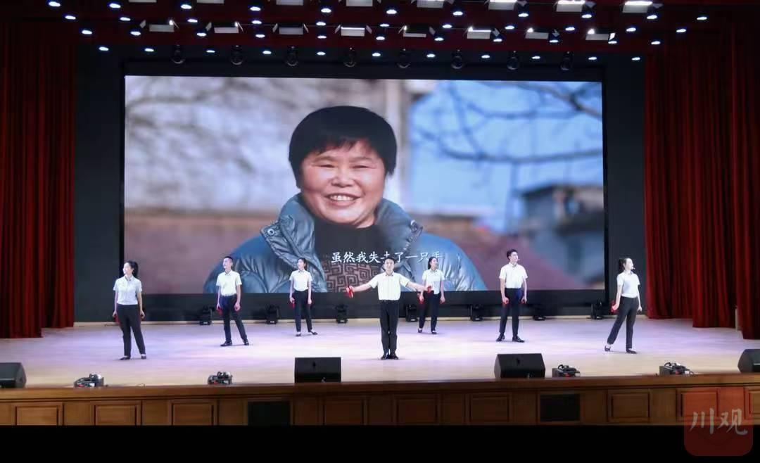 四川先进典型巡演走进大英县，演绎感人故事，致敬道德之美  第2张